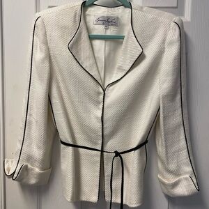 🌟🌟SALE. Lovely Kenneth Jay Lane off white 2 piece skirt suit Size 10🌟🌟